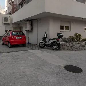  Hostel Elli